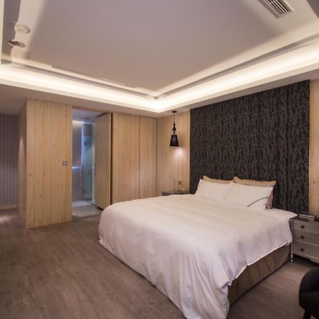 U-Her Hotel Taichung Bagian luar foto