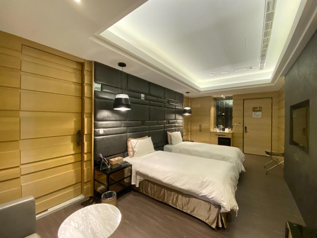 U-Her Hotel Taichung Bagian luar foto