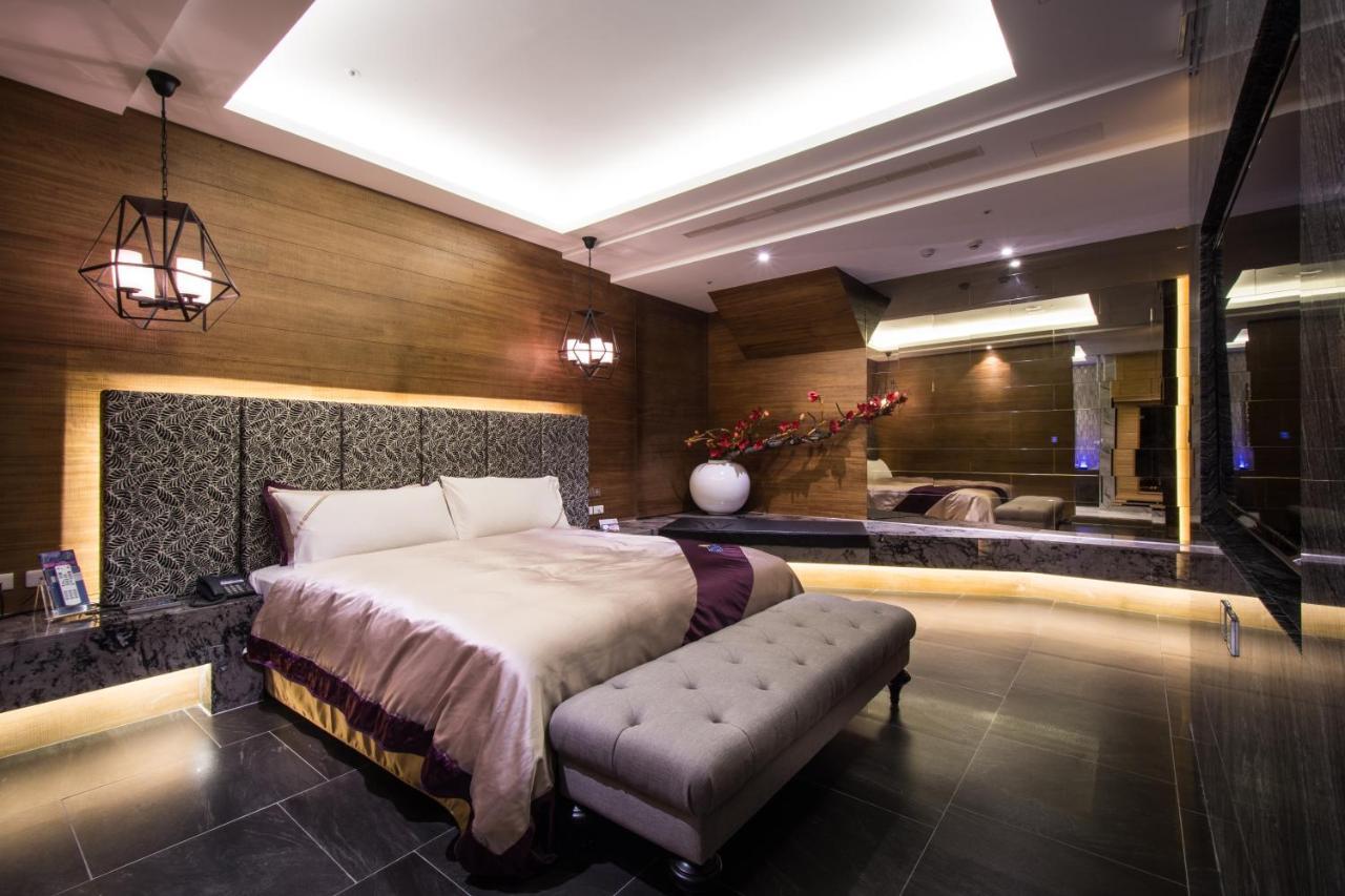 U-Her Hotel Taichung Bagian luar foto