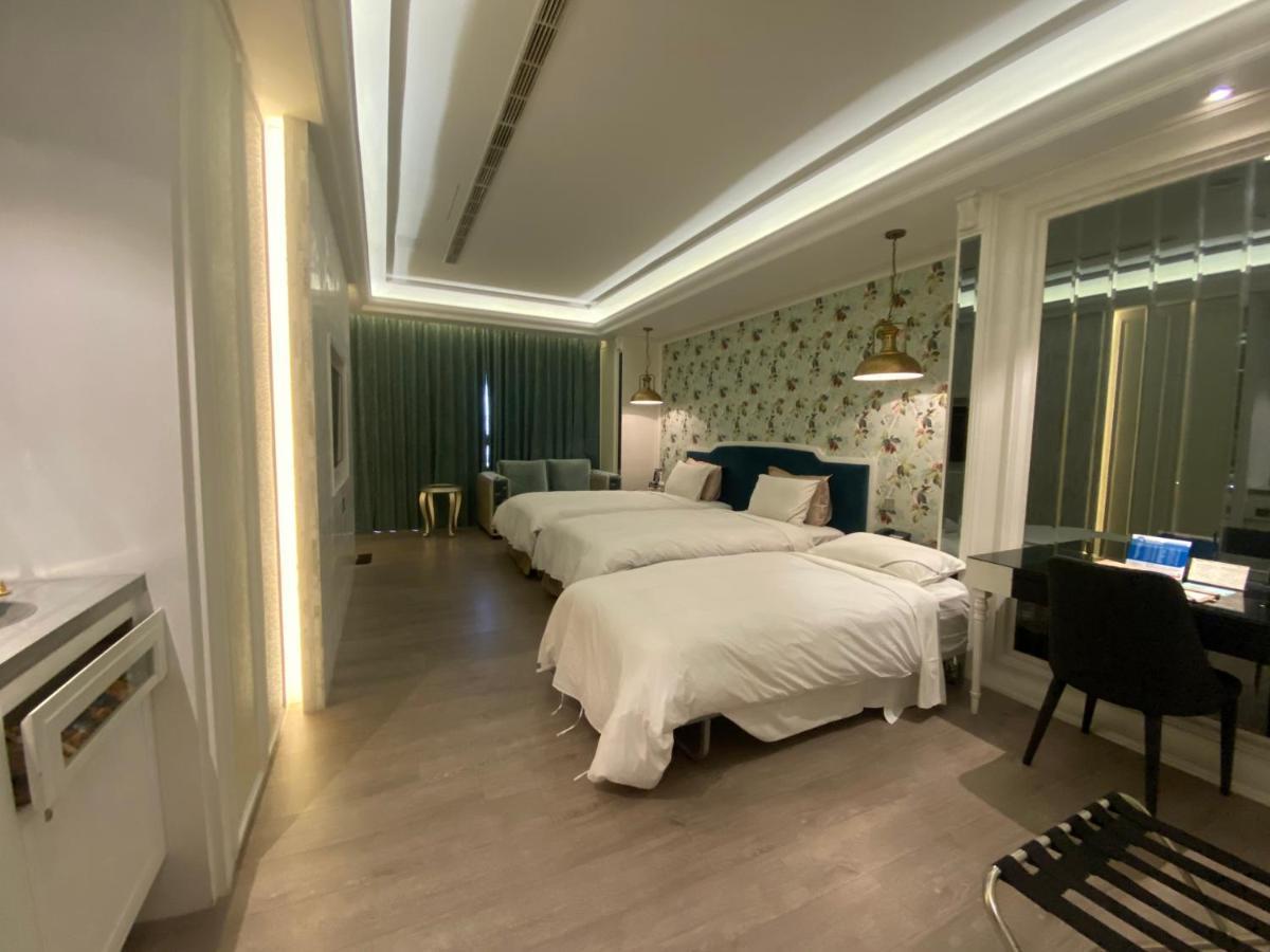 U-Her Hotel Taichung Bagian luar foto