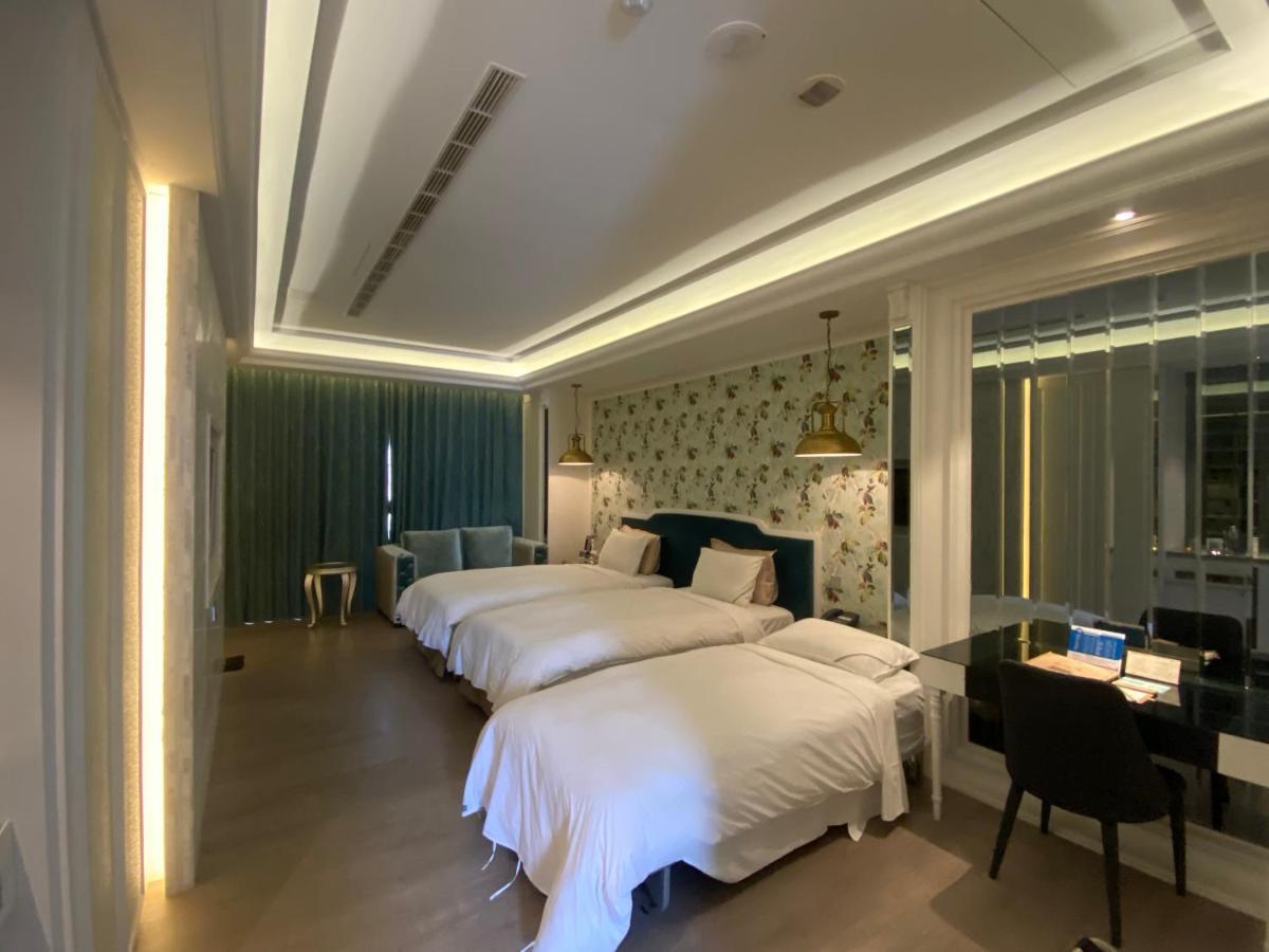 U-Her Hotel Taichung Bagian luar foto