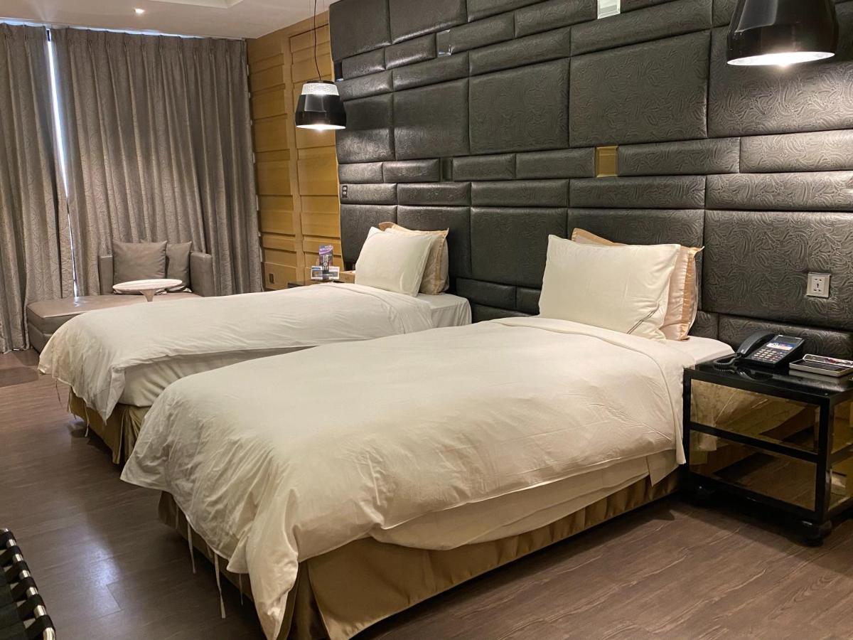 U-Her Hotel Taichung Bagian luar foto