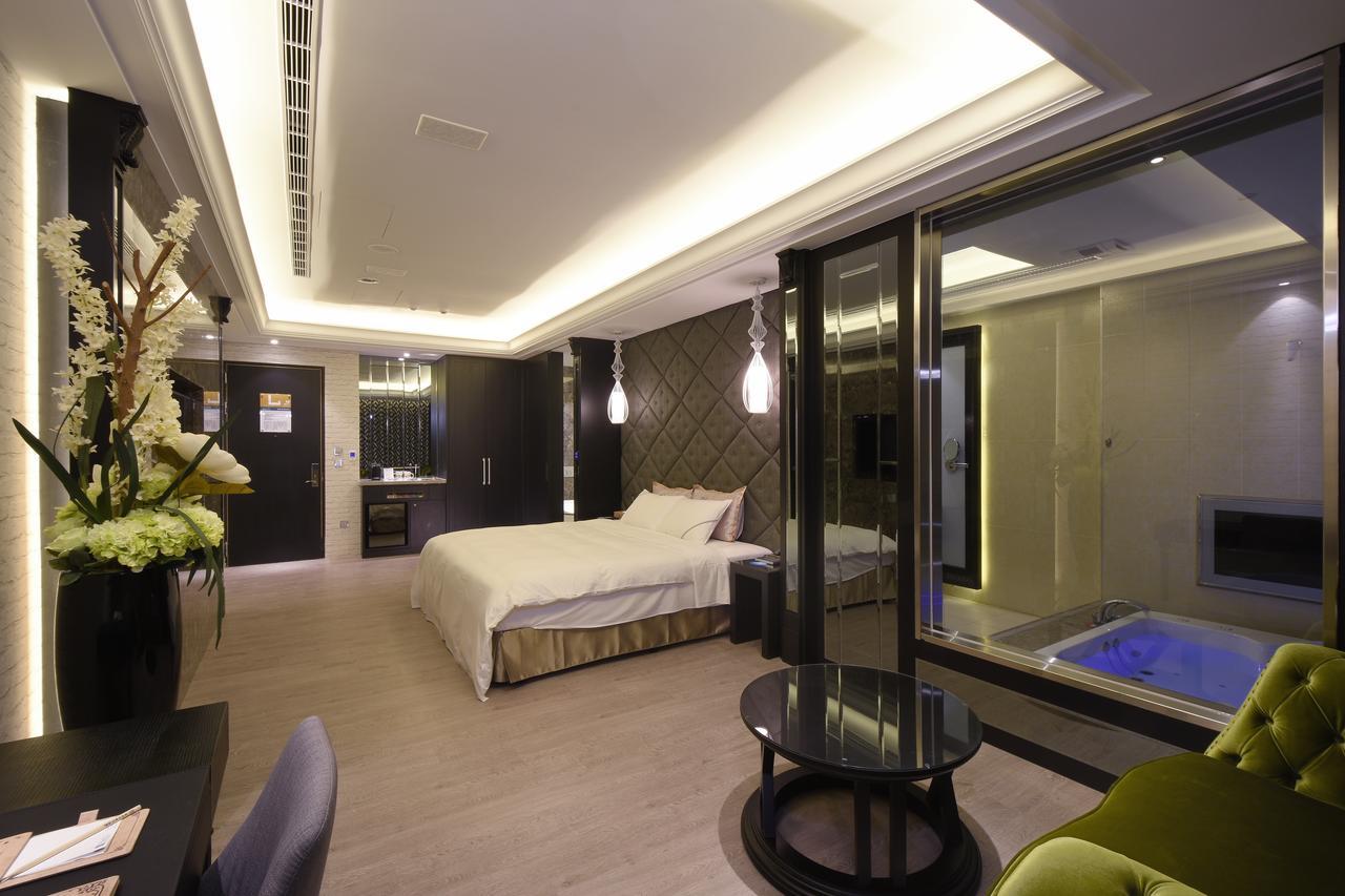 U-Her Hotel Taichung Bagian luar foto