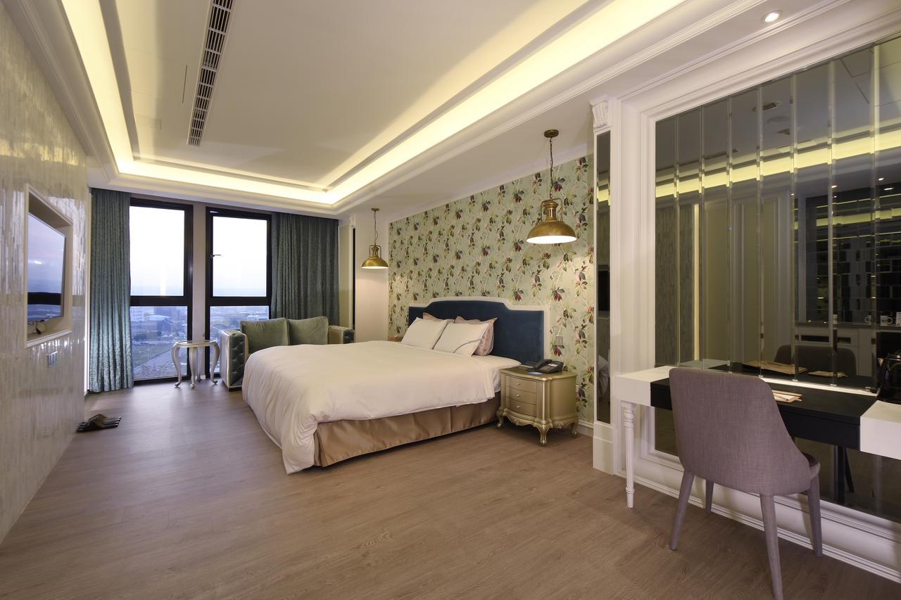 U-Her Hotel Taichung Bagian luar foto