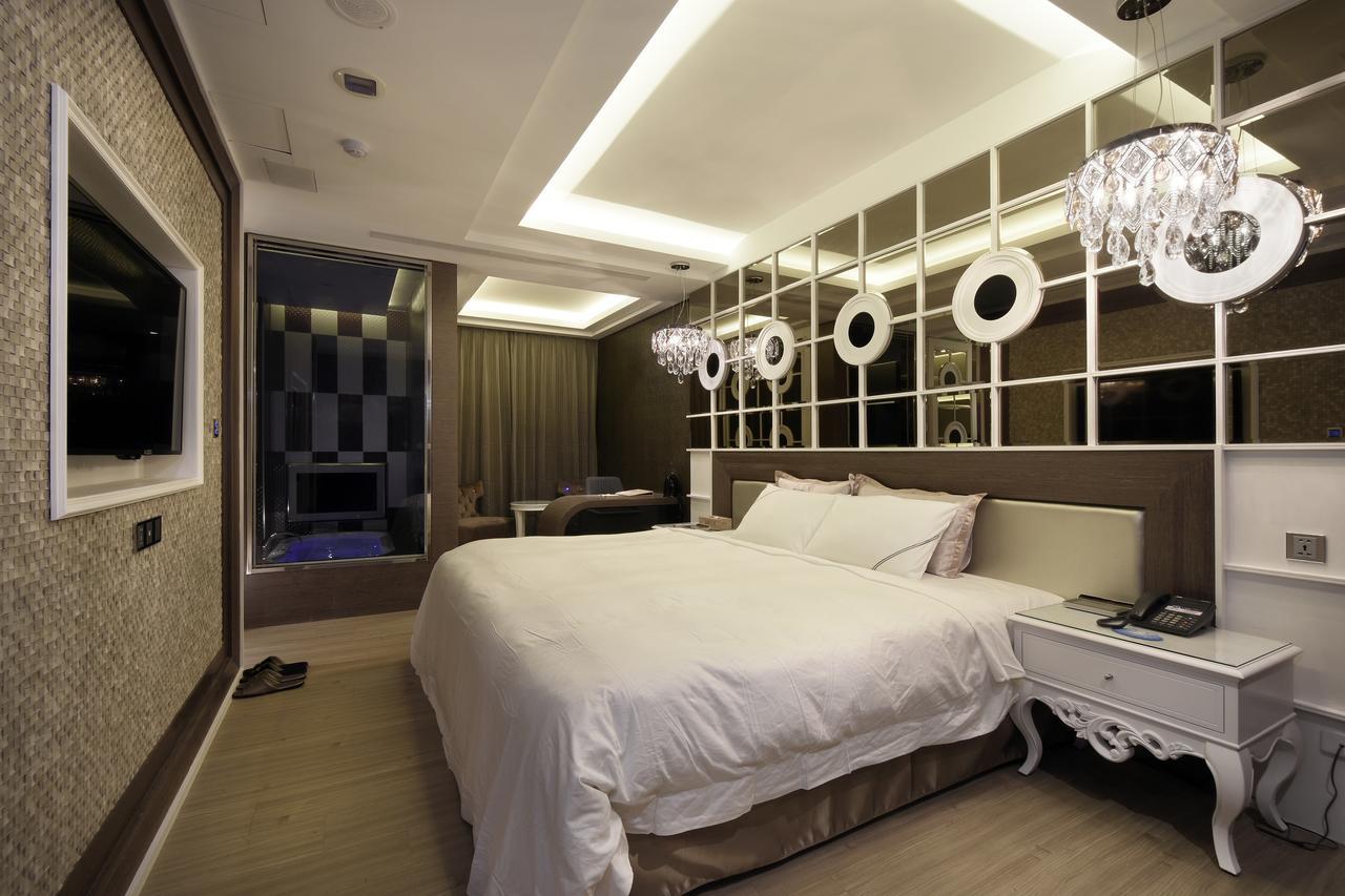 U-Her Hotel Taichung Bagian luar foto