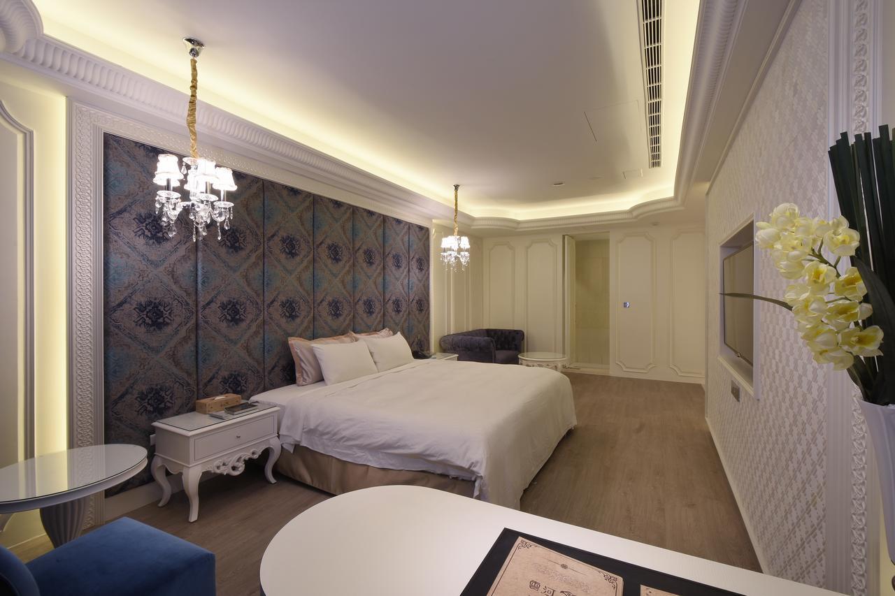 U-Her Hotel Taichung Bagian luar foto