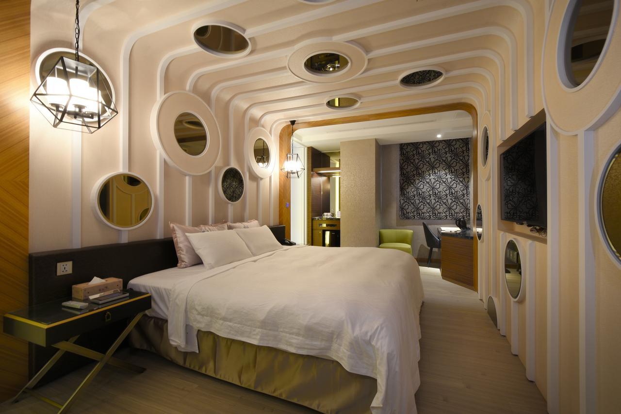 U-Her Hotel Taichung Bagian luar foto