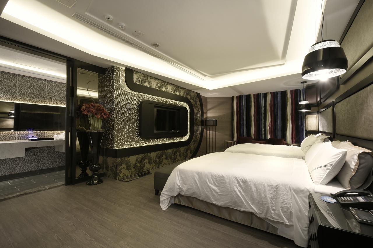 U-Her Hotel Taichung Bagian luar foto