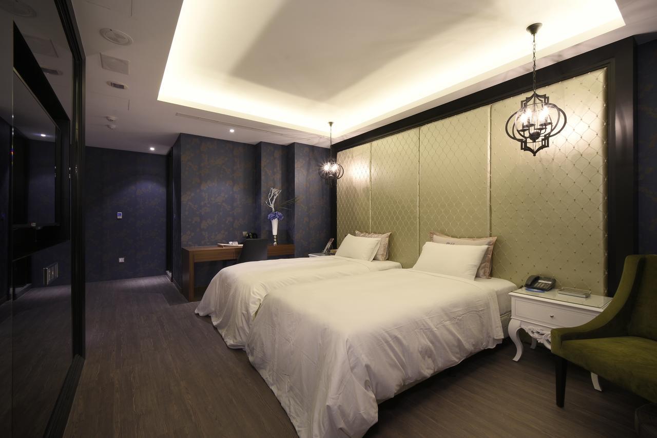 U-Her Hotel Taichung Bagian luar foto