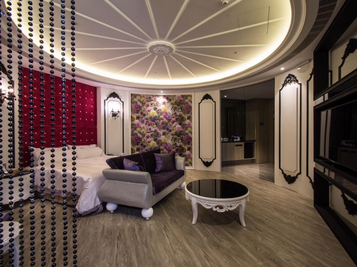 U-Her Hotel Taichung Bagian luar foto