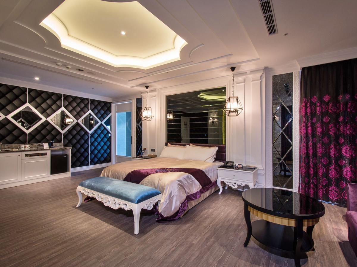 U-Her Hotel Taichung Bagian luar foto