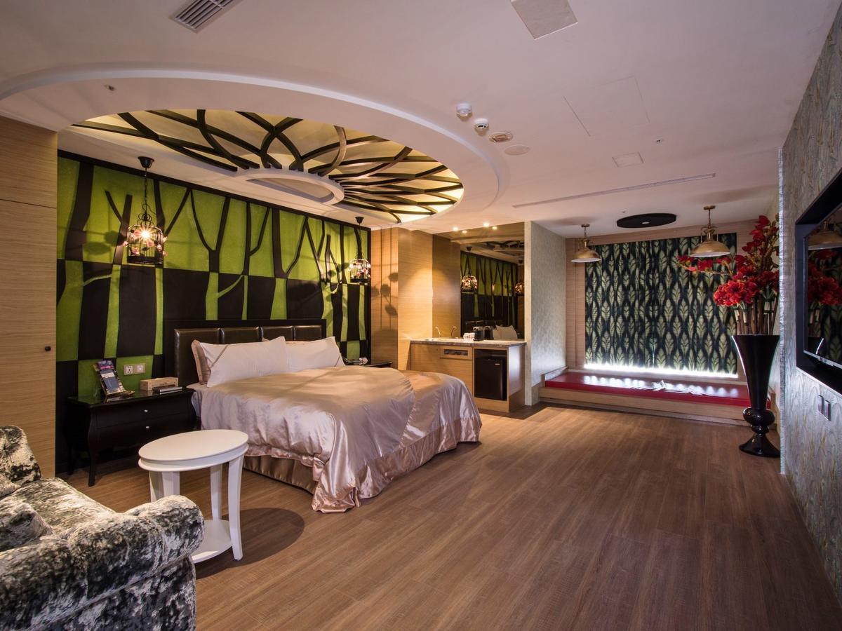 U-Her Hotel Taichung Bagian luar foto