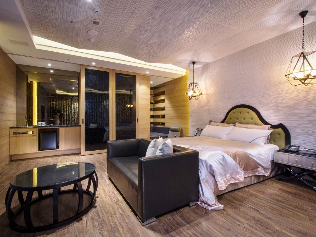 U-Her Hotel Taichung Bagian luar foto