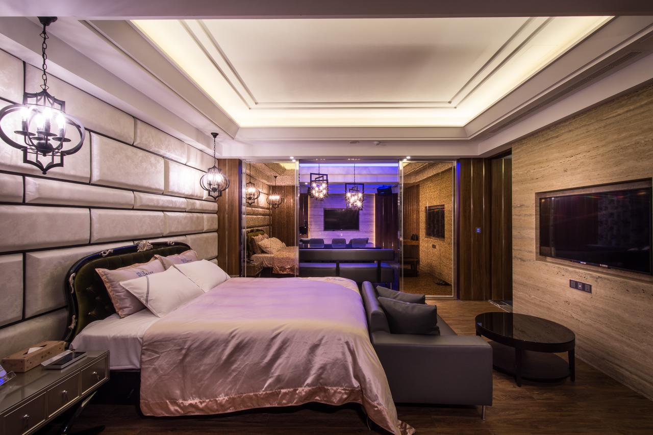 U-Her Hotel Taichung Bagian luar foto