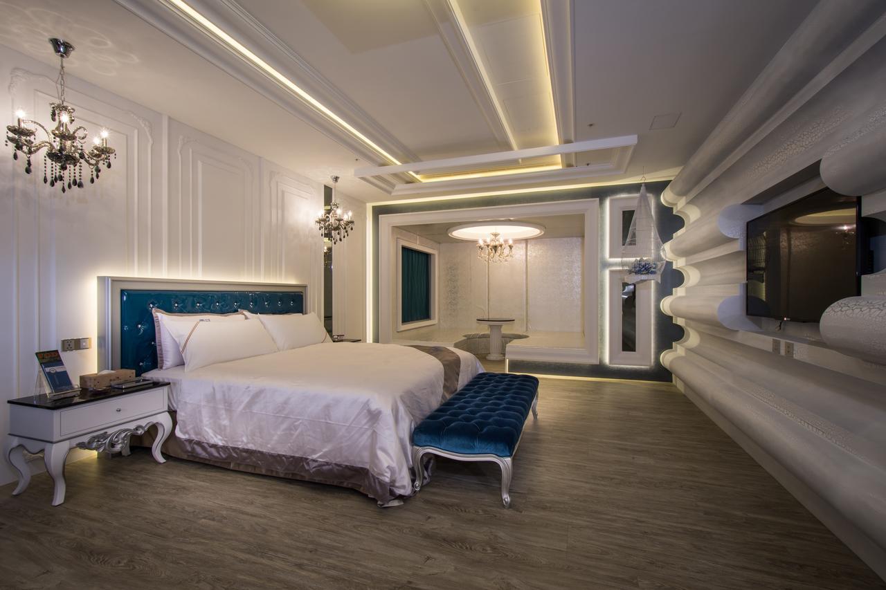 U-Her Hotel Taichung Bagian luar foto