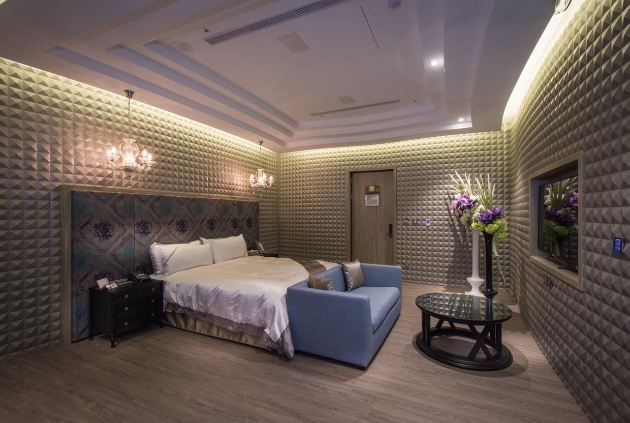 U-Her Hotel Taichung Bagian luar foto