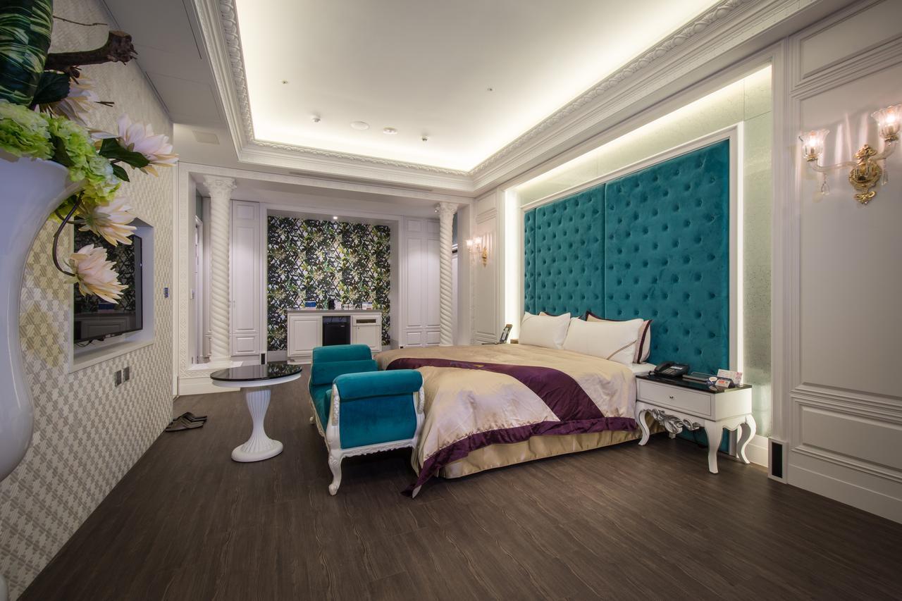 U-Her Hotel Taichung Bagian luar foto