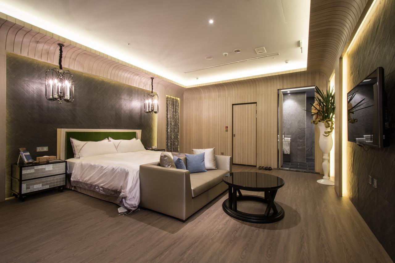 U-Her Hotel Taichung Bagian luar foto