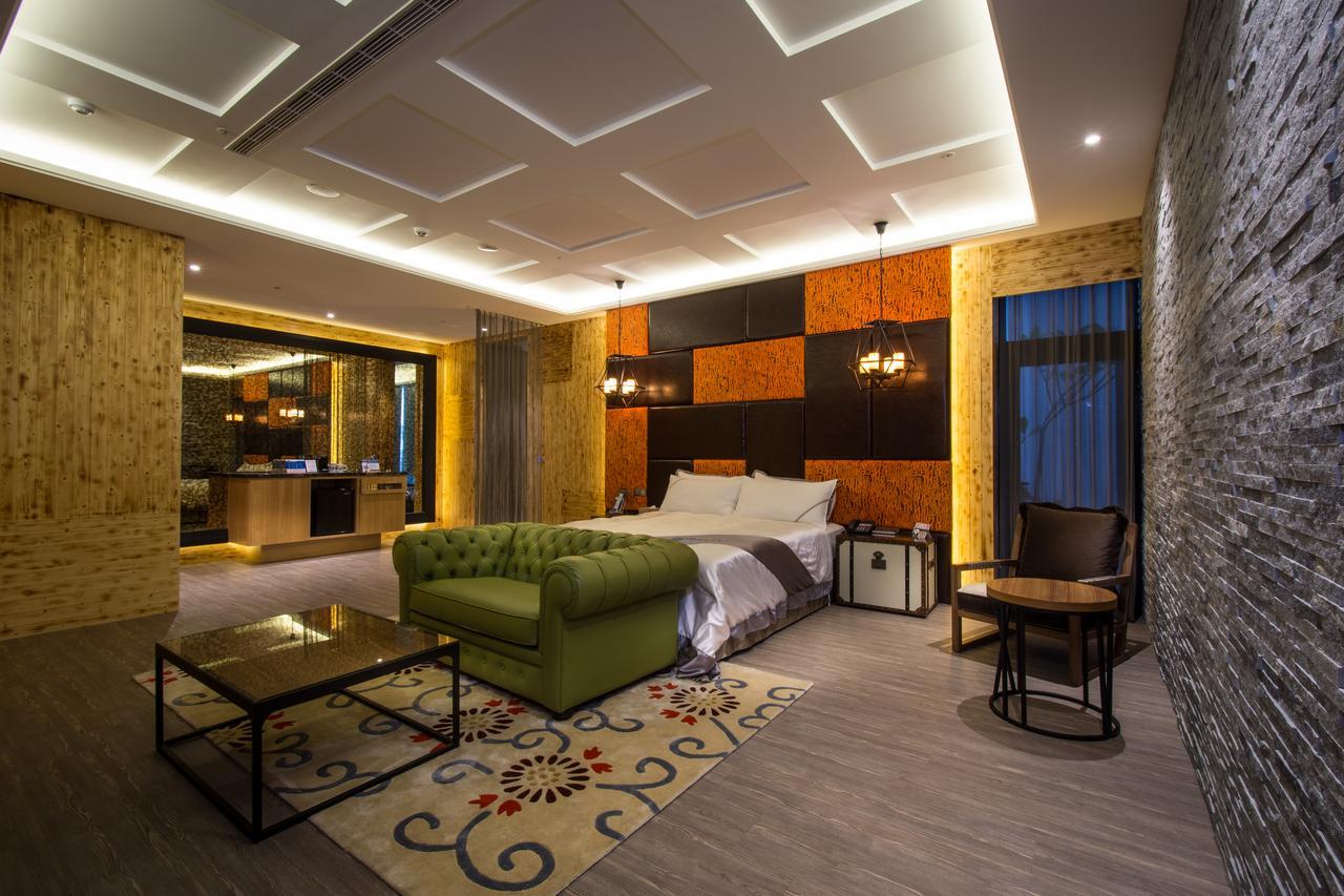 U-Her Hotel Taichung Bagian luar foto