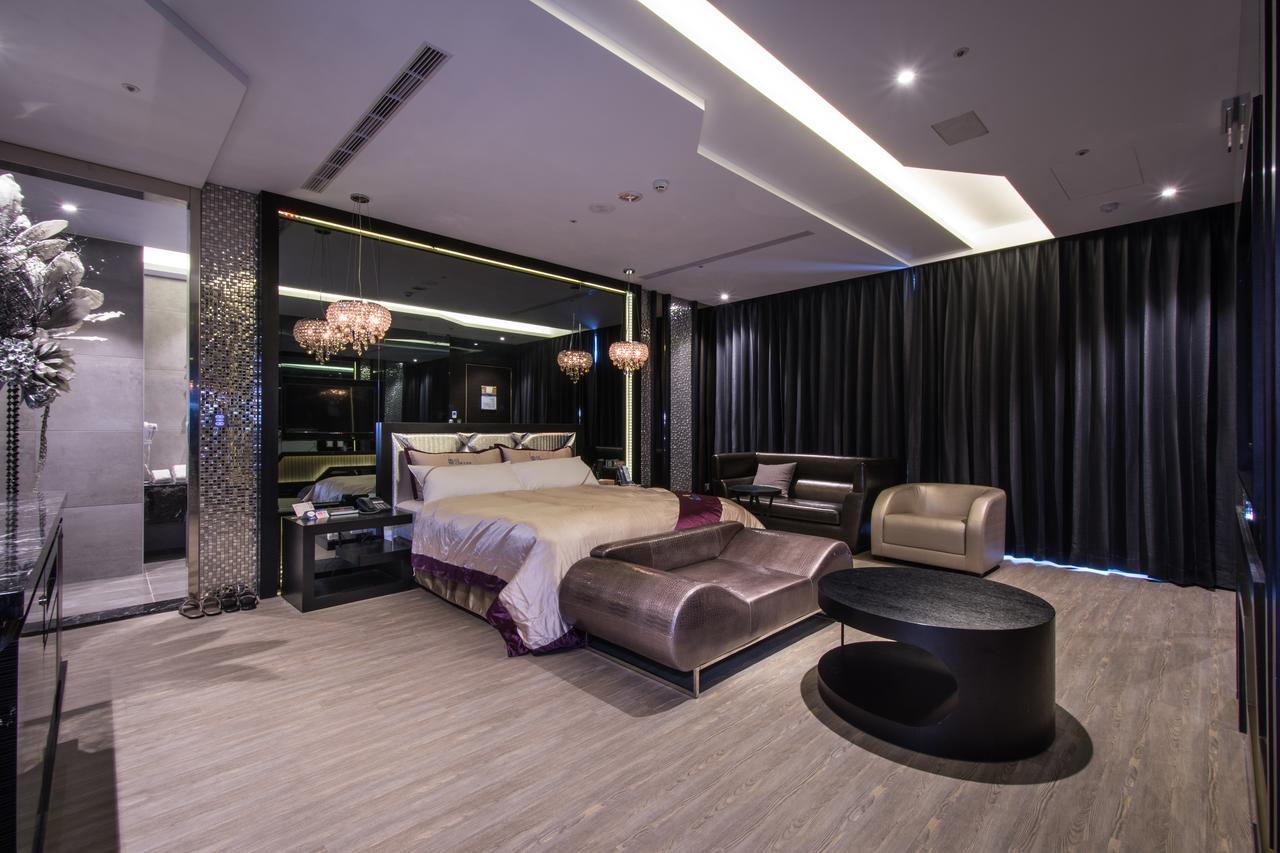 U-Her Hotel Taichung Bagian luar foto