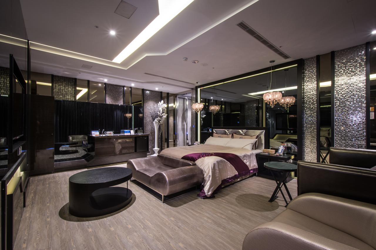 U-Her Hotel Taichung Bagian luar foto