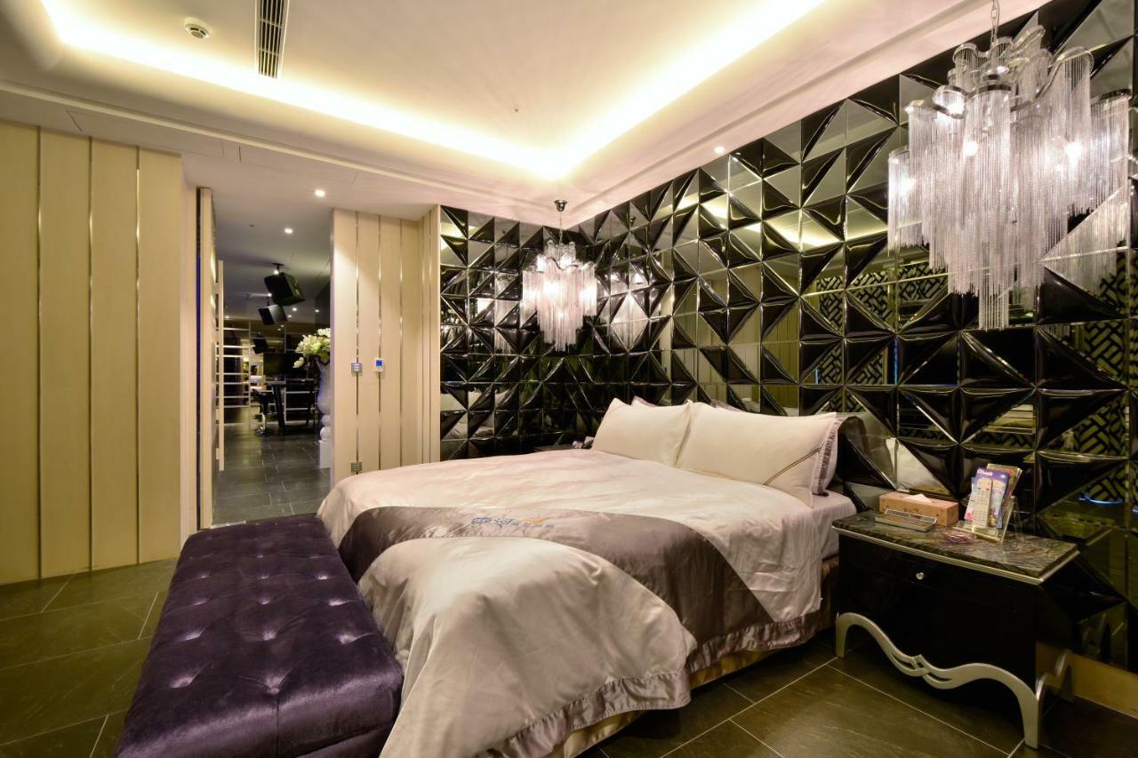 U-Her Hotel Taichung Bagian luar foto
