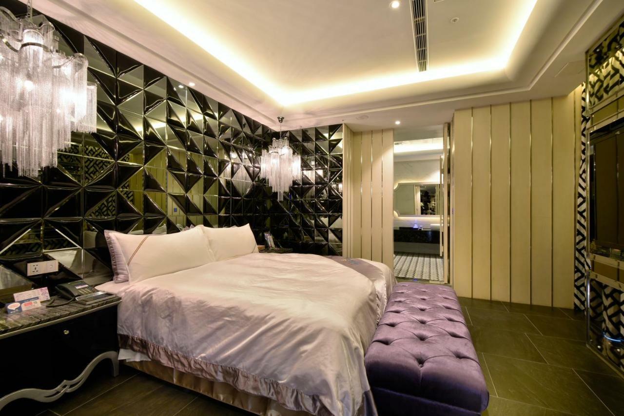 U-Her Hotel Taichung Bagian luar foto