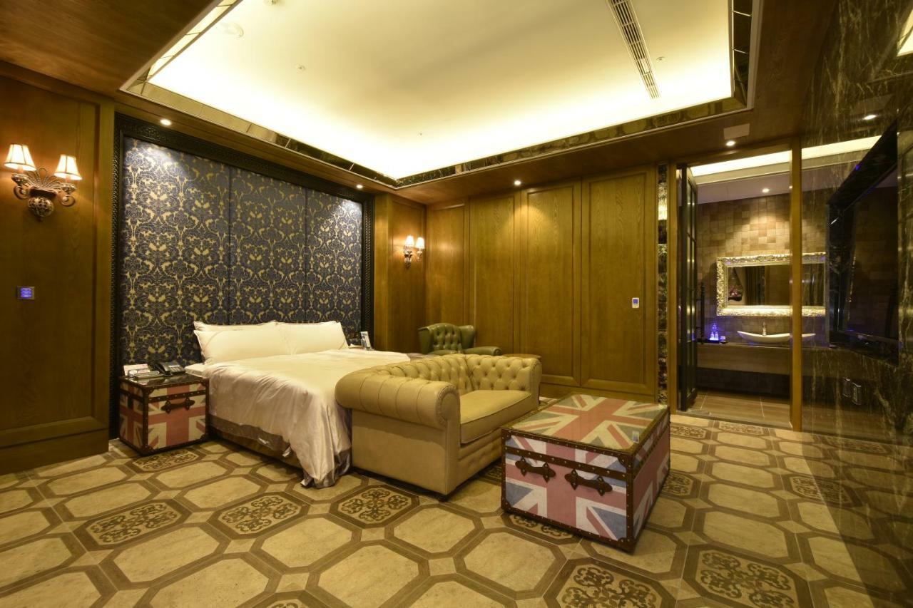 U-Her Hotel Taichung Bagian luar foto