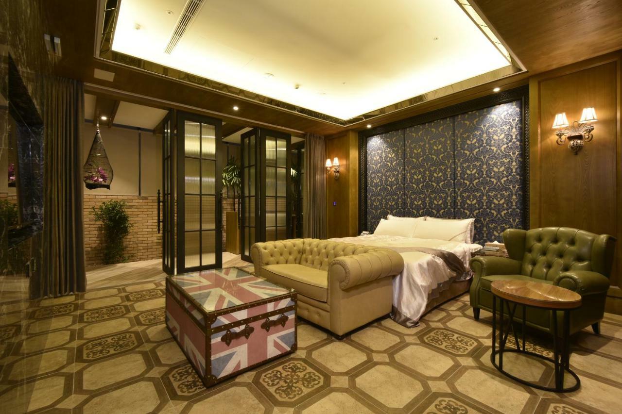 U-Her Hotel Taichung Bagian luar foto