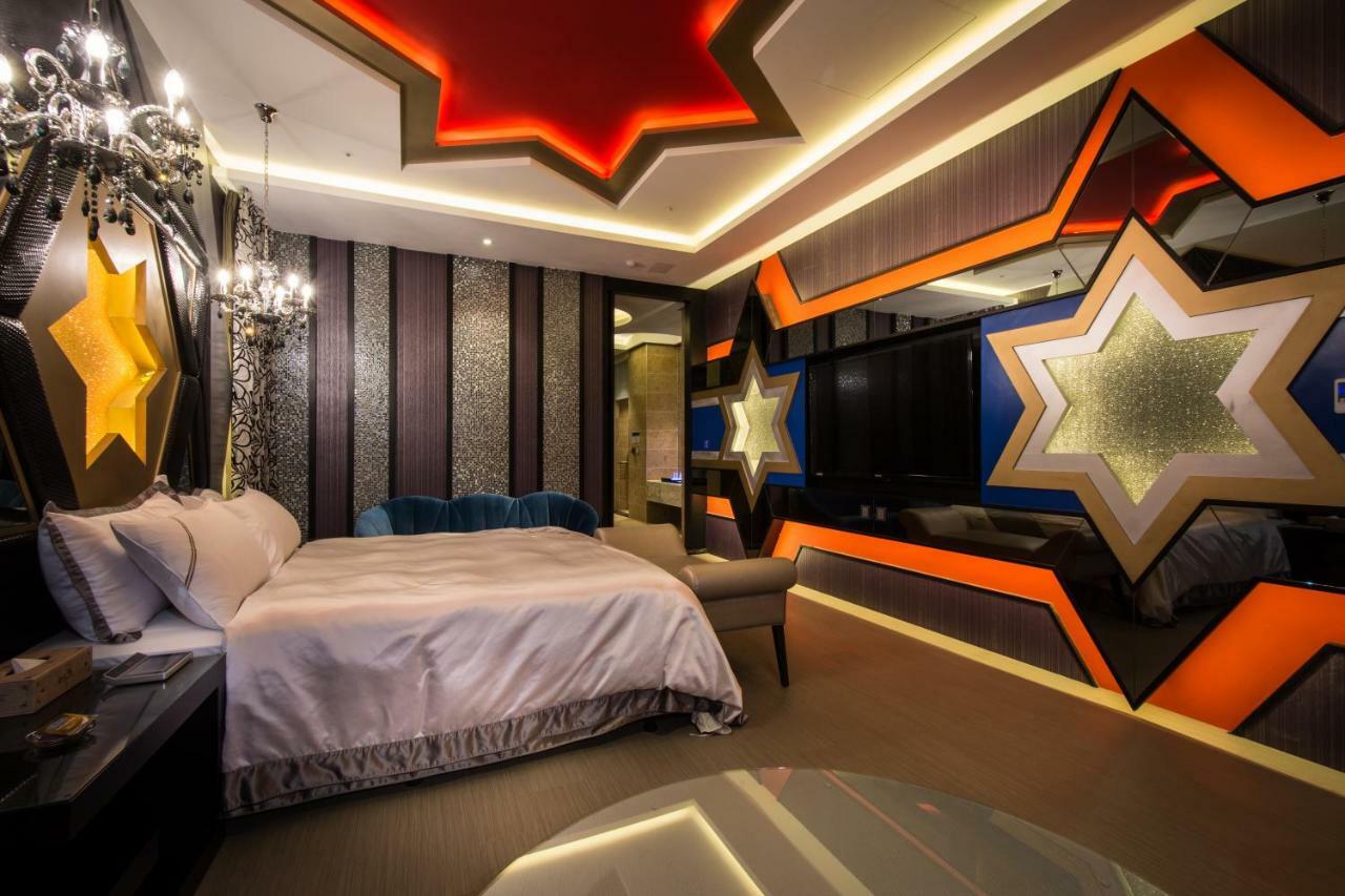U-Her Hotel Taichung Bagian luar foto