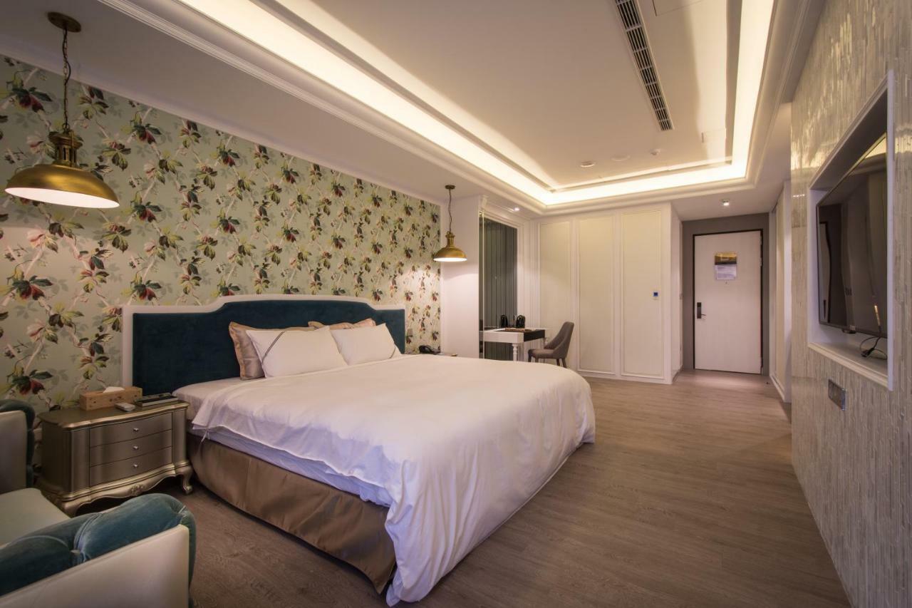 U-Her Hotel Taichung Bagian luar foto
