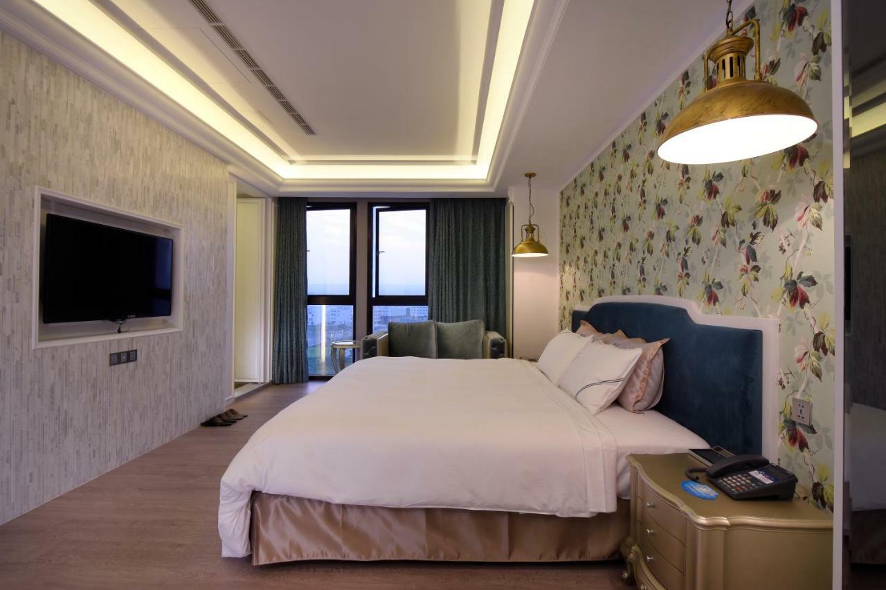 U-Her Hotel Taichung Bagian luar foto
