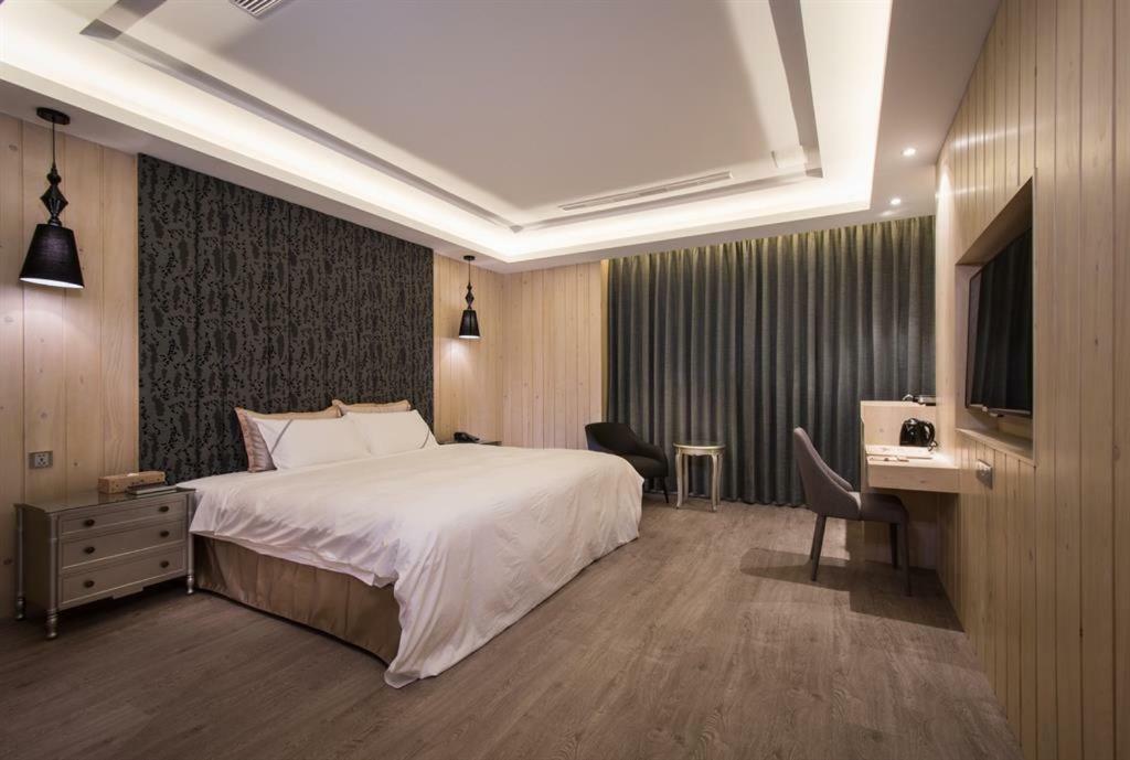 U-Her Hotel Taichung Bagian luar foto
