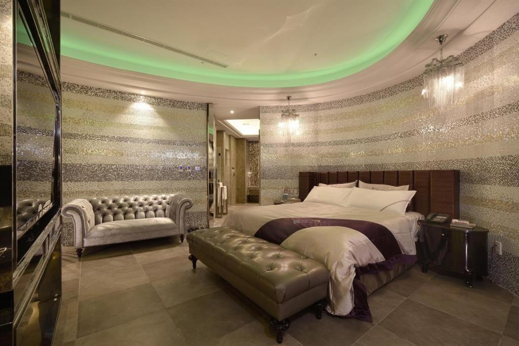 U-Her Hotel Taichung Bagian luar foto