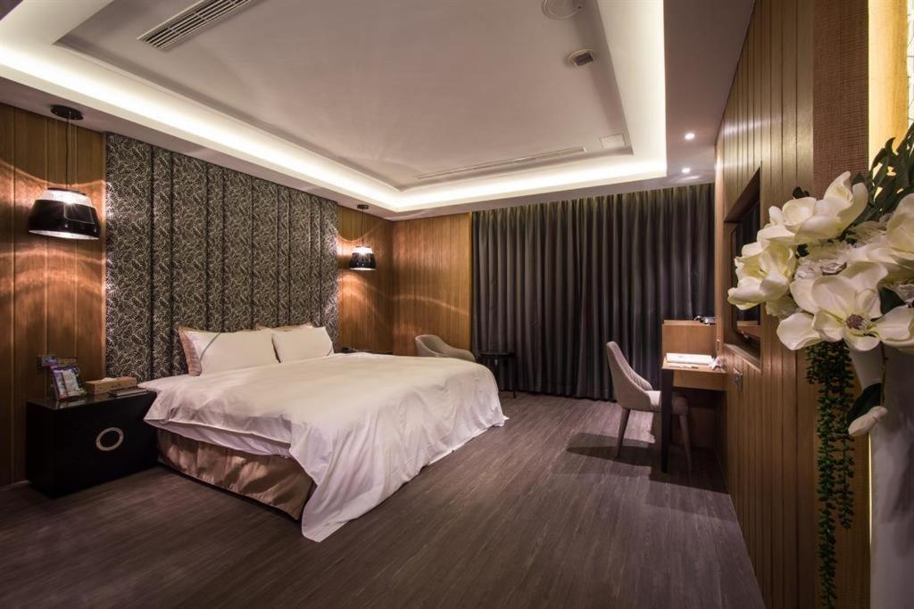 U-Her Hotel Taichung Bagian luar foto